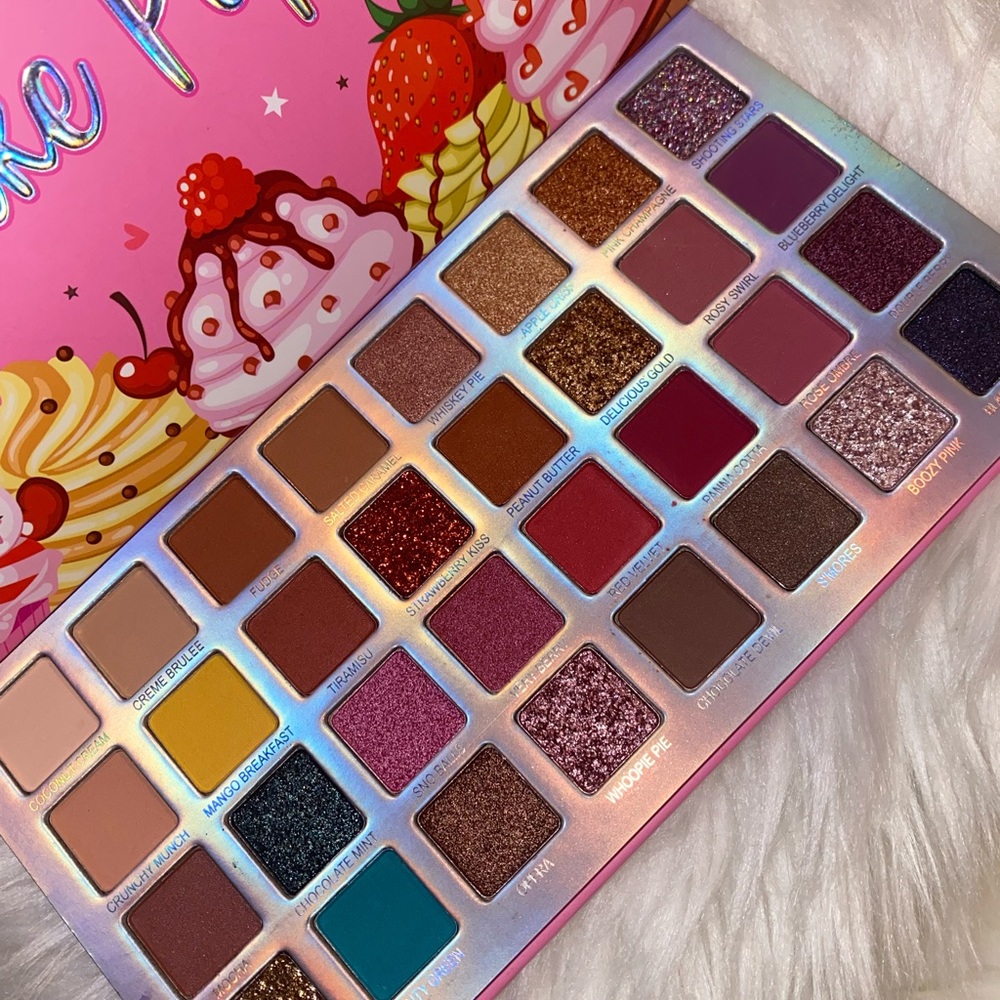 CAKE POP 🧁 AMOR US EYE SHADOW PALETTE